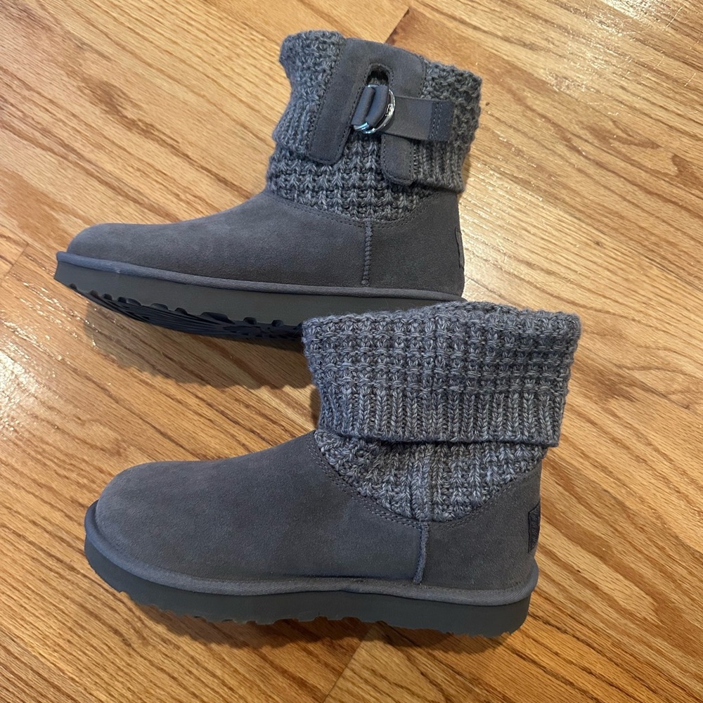Unworn like new without tag UGG ankle boots size 9  Gray
